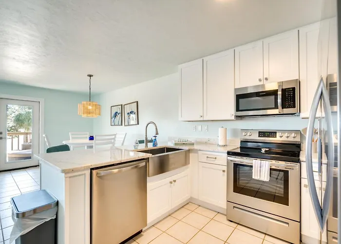 Cedar Key Condo W/ Balcony & Gulf Views!